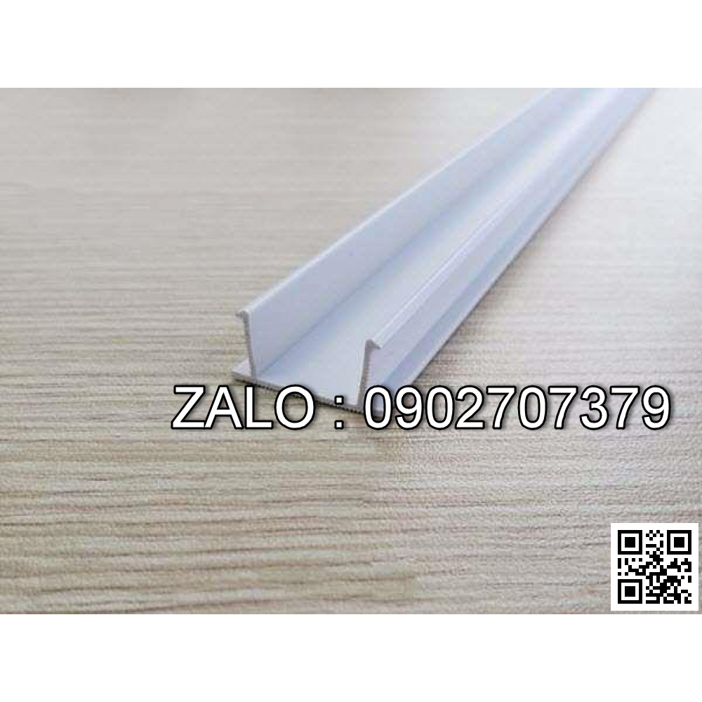 Nep nhua chu U 43*30*9*3mm cau tai chai