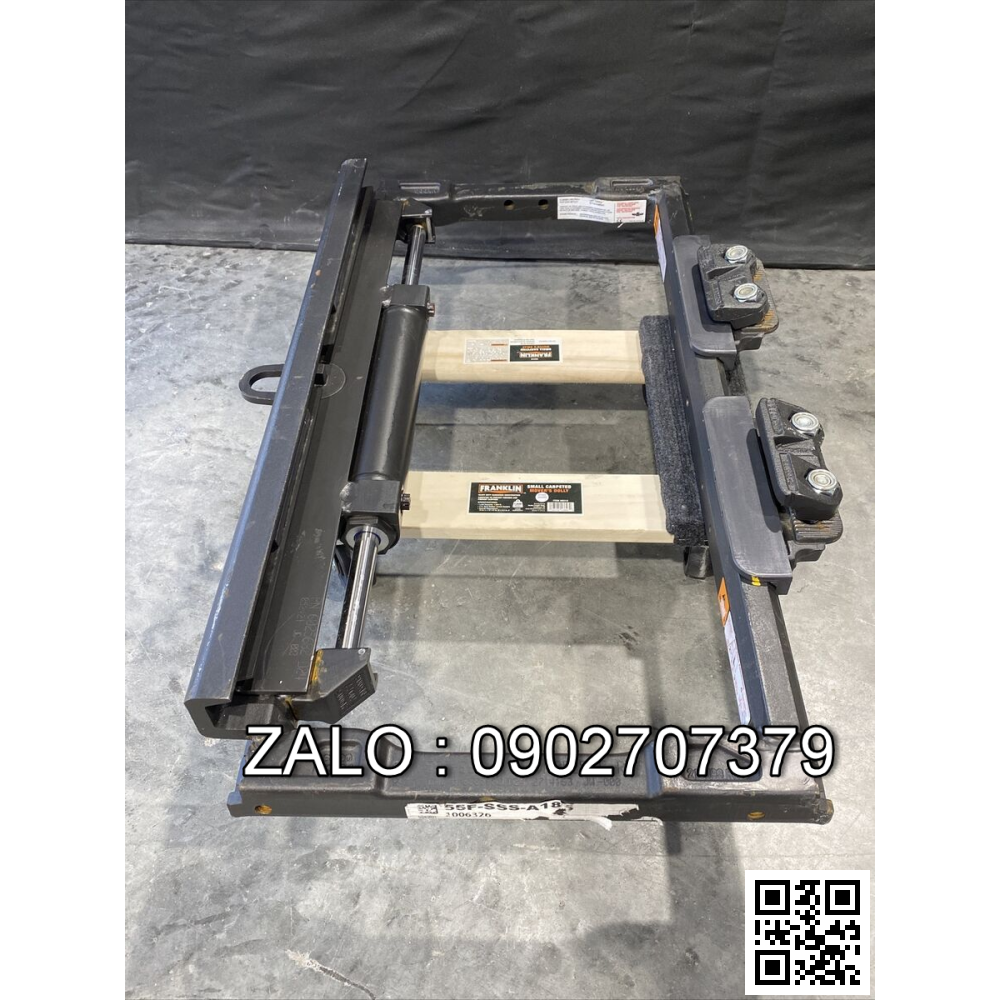 Sideshift Komatsu 65F-SSS-B179 41.7x1059.18 3 tấn M16 x 1.5