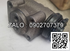 Heo con banh truoc, ben phai xe Rhino